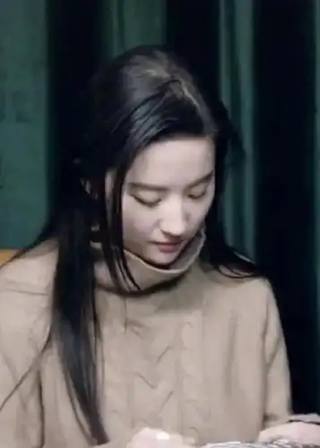 是前几天有网友po出了一张刘亦菲的相片,看得人是心头一震,不只头发看