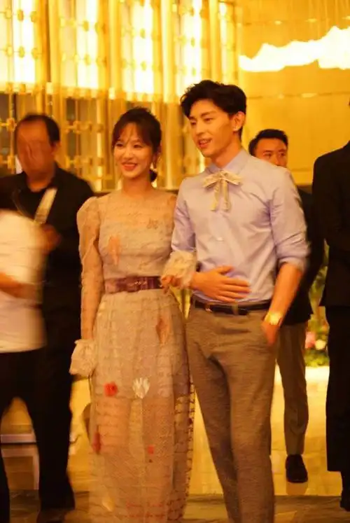 路人偶遇邓伦将angelababy拥入怀中十分甜蜜网友又来尬演技吗