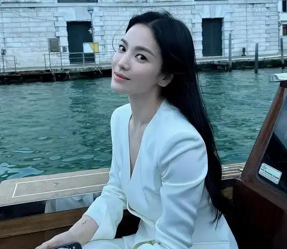 当天,宋慧乔通过个人账号用"威尼斯"一词分享了自己的现状