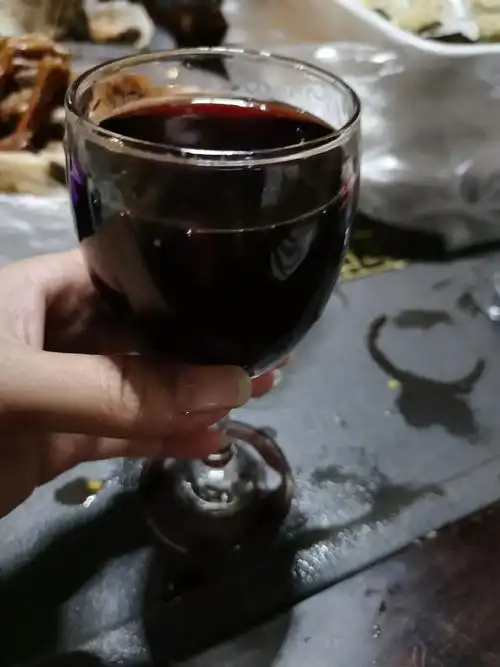 深夜的红酒  #敬自己敬余生  红酒喝到全身过敏, 全长了 - 抖音