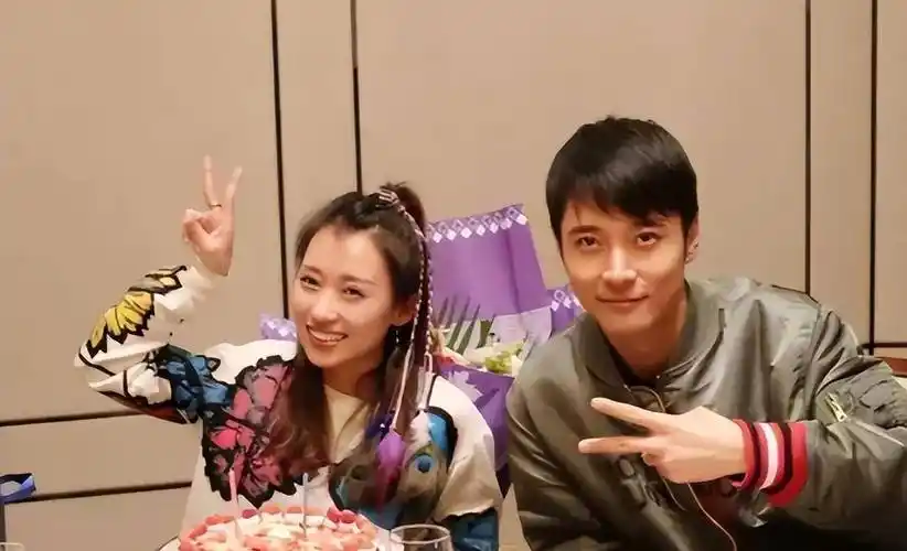 周一围凭借《李翠英》一举成名,他的老公宋允儿以后也是演艺圈名星,比