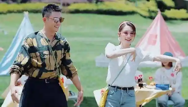 李沁太投入喊错黄景瑜称呼,新称呼吓得嘉宾不敢吭声,太甜了吧_时候