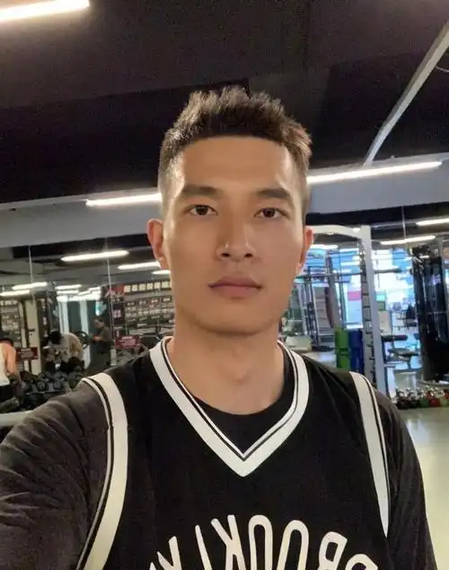 精致端正的五官看起来很是硬朗,也让他看起来一身正气,男人味十足