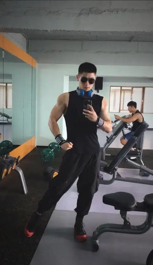 兵哥哥退伍后迷上了健身,彭于晏的粉丝,用时光雕刻出满身肌肉