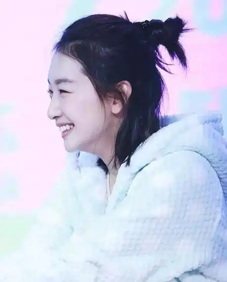 怎么扎杨幂同款双丸子头中短发(baby杨幂这些明星们都在扎半丸子头)