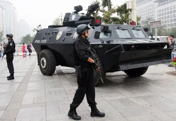 9月27日,北京市公安局特警总队蓝剑突击队的反恐防暴装甲车正在王府井