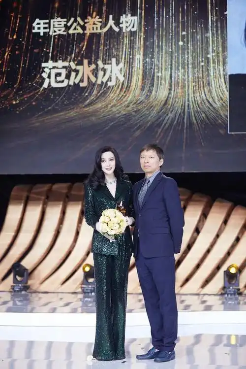 范冰冰机场高调凹造型西装外套加头巾太个性一般人驾驭不来