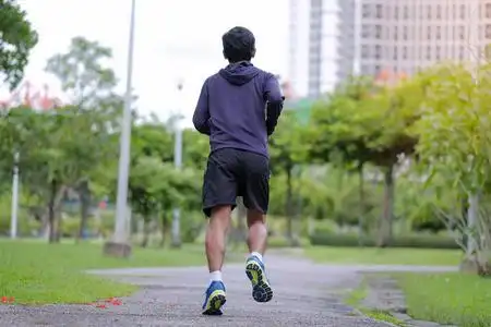 男子在公园户外散步,跑步者在外面的路上跑步,亚洲运动员在阳光明媚的