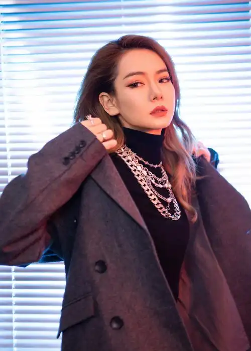 戚薇摩登卷发酷感写真图片