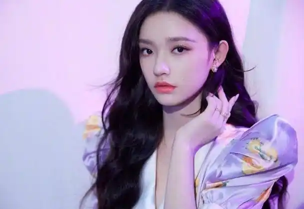 林允的娱乐生涯可谓是星途璀璨,得益于周星驰的慧眼识珠和精心栽培.