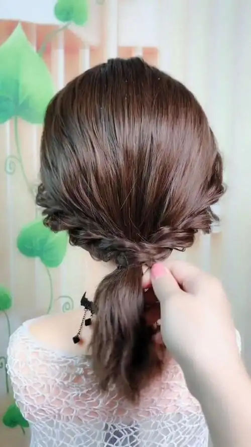 30岁的女人可以这样扎头发,显得有气质还端庄