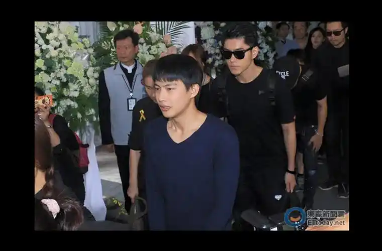 张庭瑚表情悲痛.