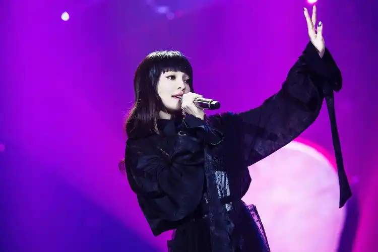 《歌手》张韶涵刘海造型高清图片