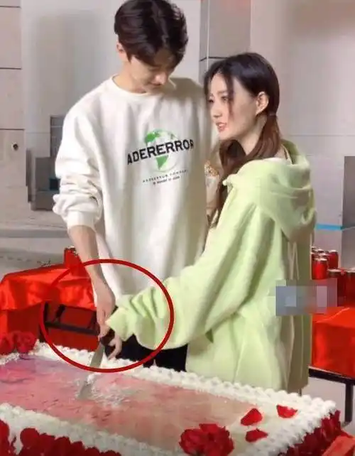 原创徐璐和林一拿一把刀切蛋糕有谁注意徐璐手咋放的避没避嫌很明显