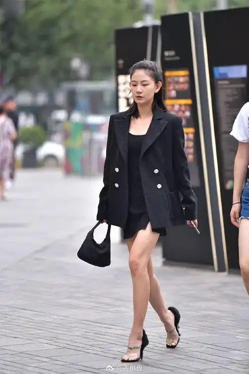 8厘米的细高跟凉拖,毛绒的后跟设计,搭配黑色紧身短裙