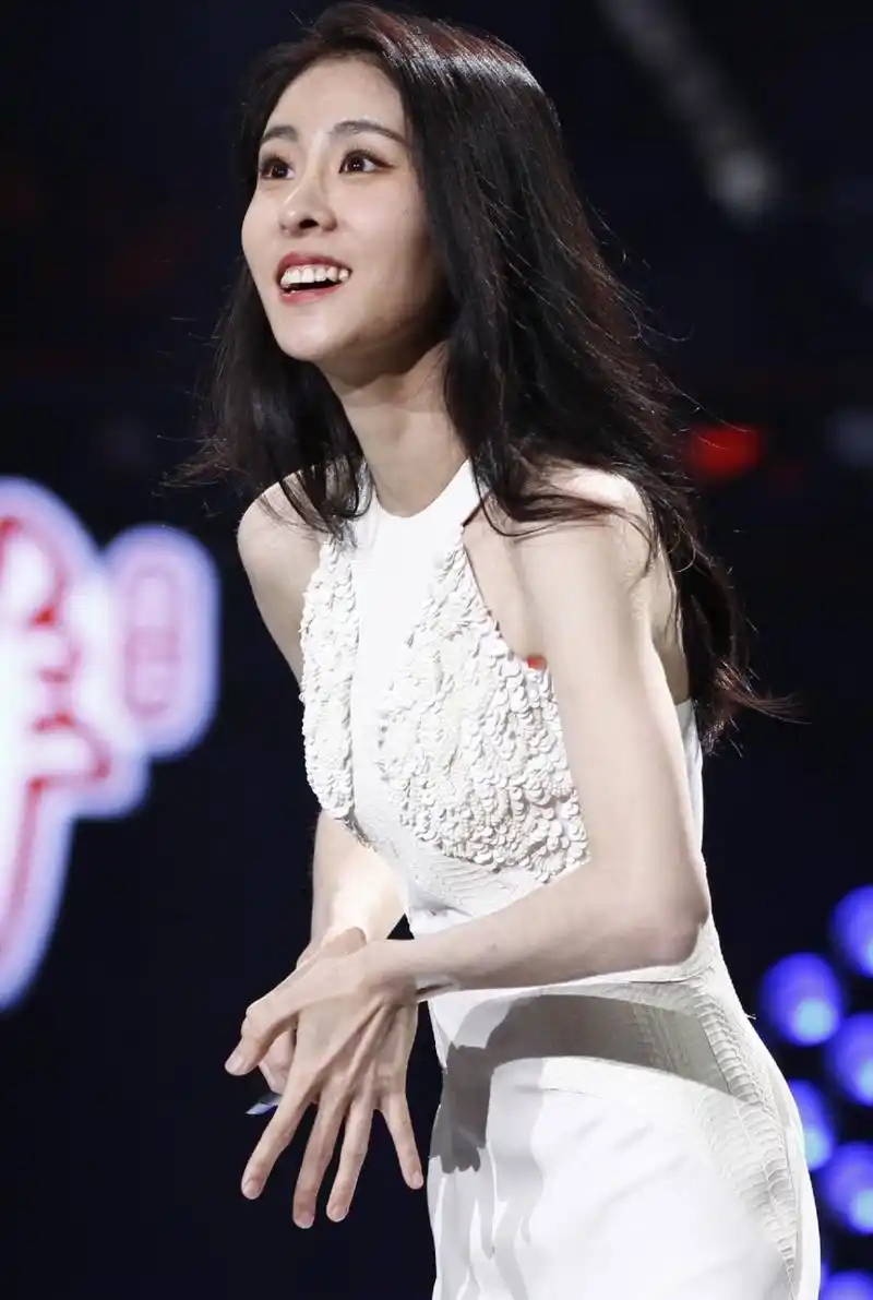 张碧晨参加综艺节目《天籁之战》,在现场表演时穿着一件性感的礼服