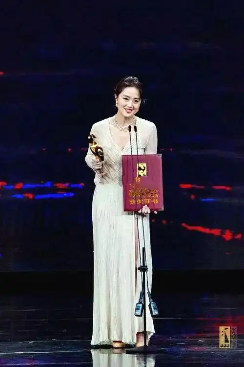 原创朱媛媛获金鸡奖最佳女配角穿白礼服优雅动人曾为孩子放弃潜伏