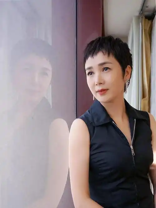 为什么蒋雯丽一直留短发?看完她的"长发造型",我终于明白了