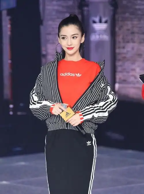 "大宝贝"杨颖的时尚穿搭十分百变,值得借鉴