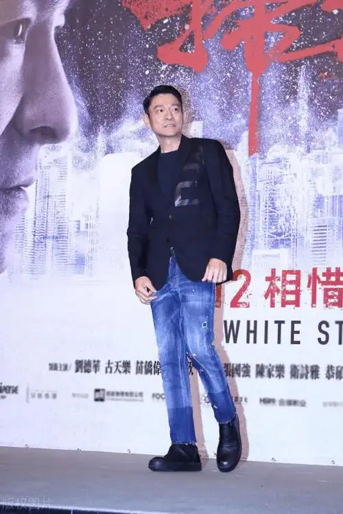 刘德华献唱颁奖典礼,穿牛仔裤配厚袜子好时髦,60岁还这么年轻!