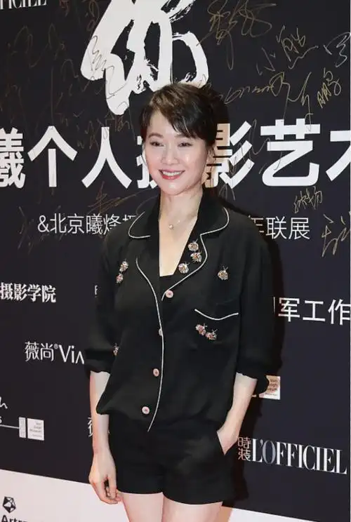 所以左小青还是那么年轻,穿"黑色服装"也很有气质,颜值高身材也好