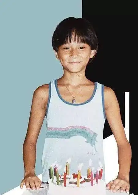 张智霖小时候笑起来的样子,和现在的魔童就更像了.