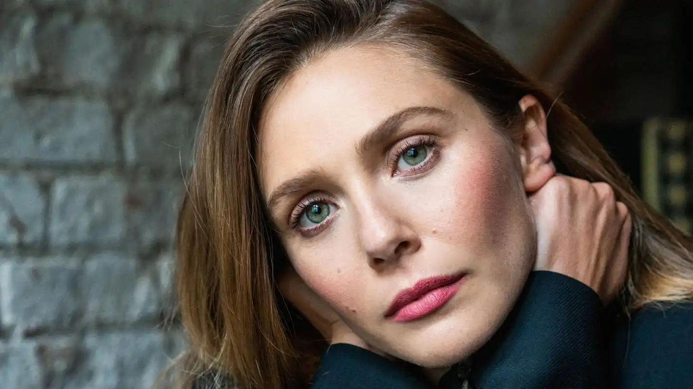 奥妹九月刊高清写真,伊丽莎白·奥尔森的西装show time!