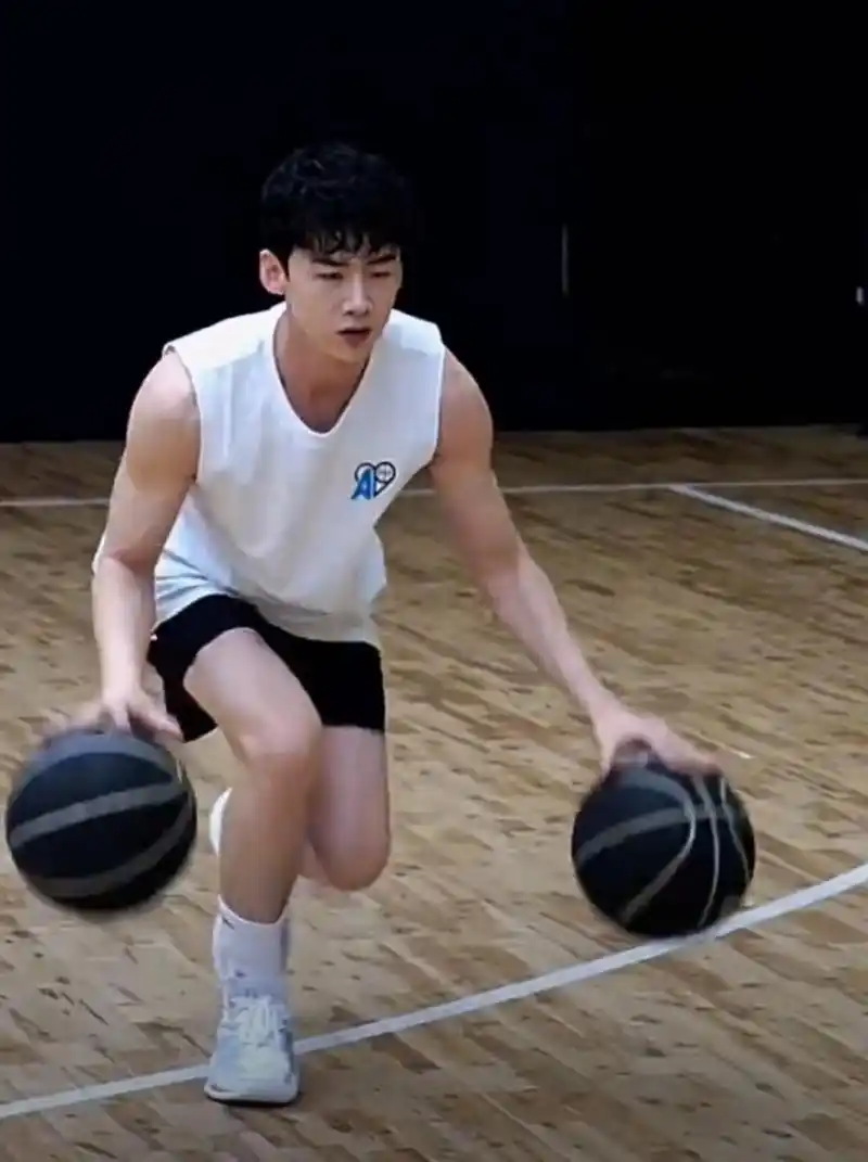 白敬亭穿一身球衣上场打篮球,高高瘦瘦皮肤白净,梦回校园时期阳光学长
