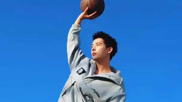 王安宇秋日少年感封面大片##王安宇打篮球拍封面