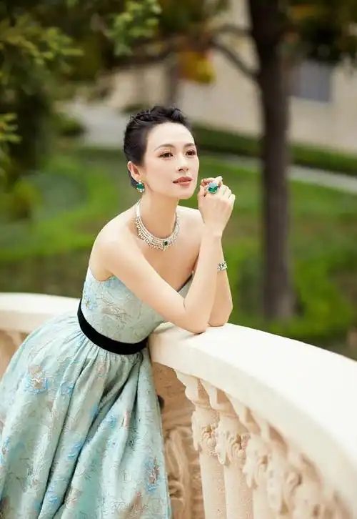 很多女明星,第一夫人都佩戴过,隆重的场合,庄重的穿搭结合在一起,给人