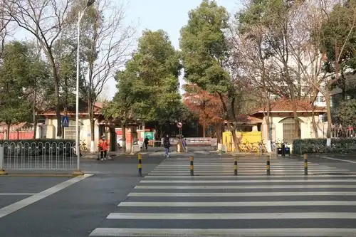 先来到张之洞路上省人民医院老住院部,现在的武汉大学第一临床学院.