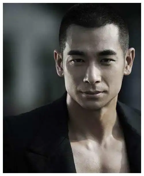 郑伊健,这位多年来钟爱"长发"造型的男人,也有剪板寸的时候,虽然跟他