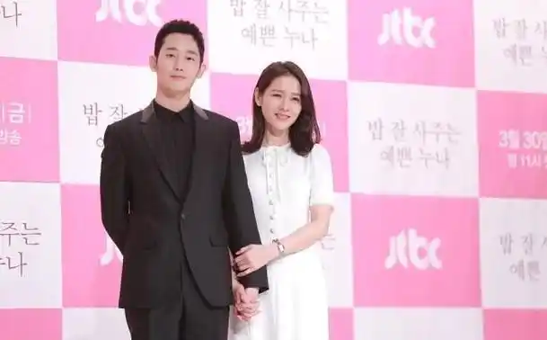 "漂亮姐姐"孙艺珍皮肤太好,与丁海寅双手紧扣好亲昵,气质封神