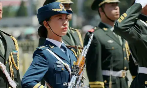 探访解放军三军仪仗队:女队员平均身高1.