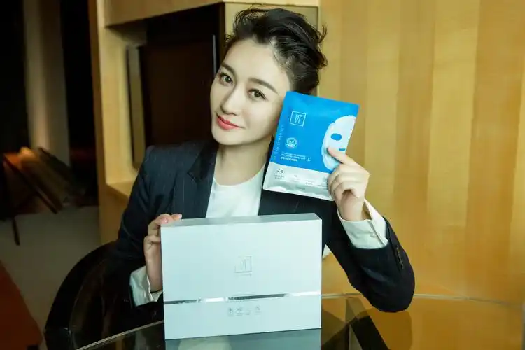 李小冉种草伊的家活萃多肽冻干面膜