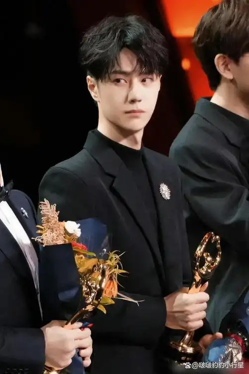 2022微博之夜终于落幕,王一博获得了微博年度突破电影人奖.