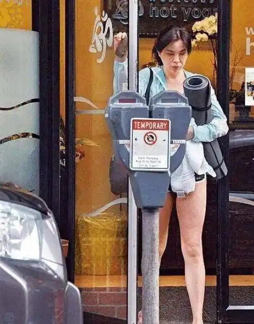 57岁王祖贤晒近照,展示招牌迷人长发,举手投足充满少女味