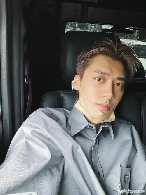 李易峰晒新发色自拍