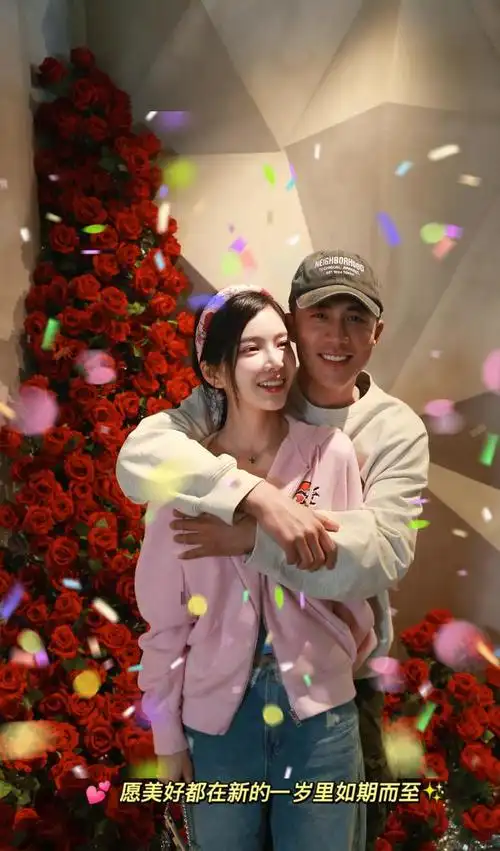 杜淳老婆王灿晒照为老公庆祝42岁生日甜蜜表白生日快乐