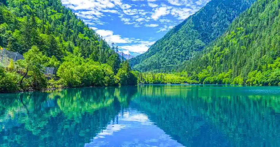 在建设绿色节能建筑上,最湘西大酒店选择的是空气能热泵.