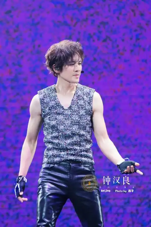 以下图片是最近o巡回演唱会上的舞台王子以及添可直播王子钟汉良,纯