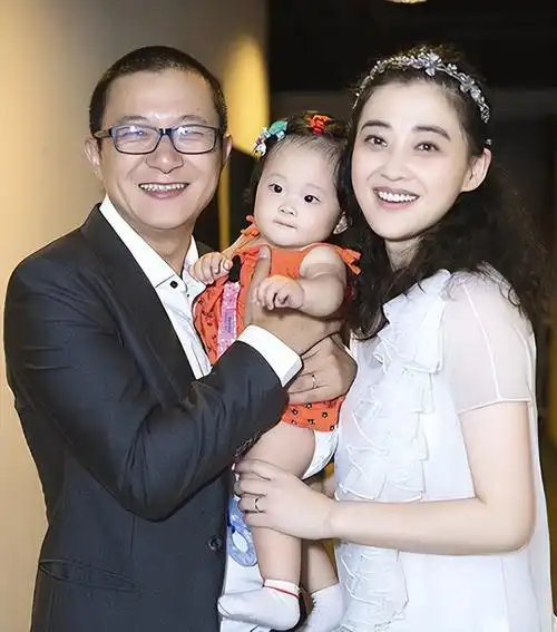 曾剑:娶二婚演员妻子梅婷,婚后生一儿一女,一家四口幸福甜蜜