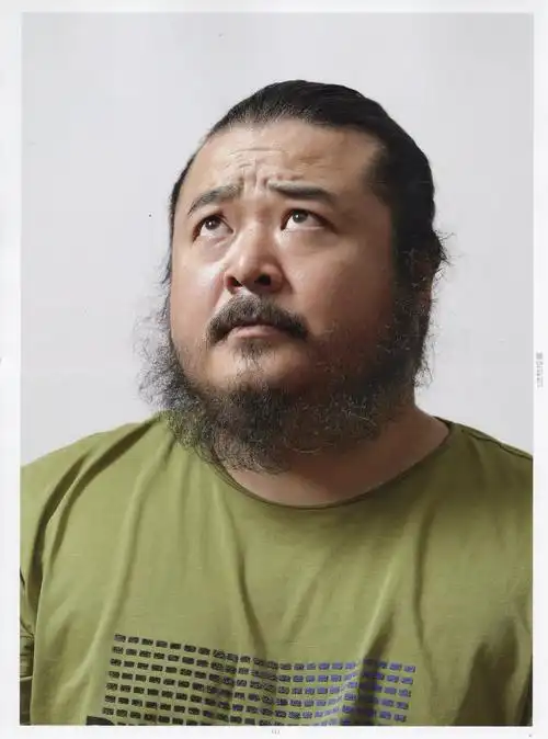 毛茸茸的邋遢大叔,有多少同学想把胡子给他刮掉!