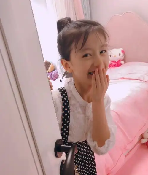 10岁童星裴佳欣的23套私搭:天使颜美到不像话,难怪王思聪关注她