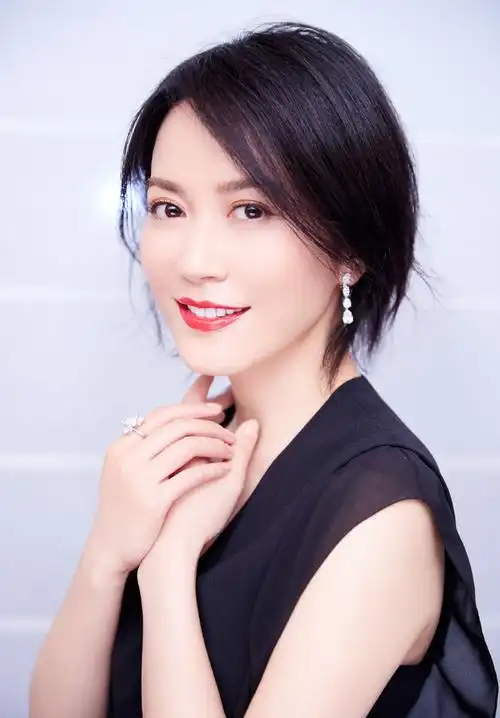 被俞飞鸿惊艳到了!身穿一袭黑色连衣裙减龄又时髦,48岁嫩回20岁_发型