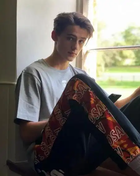 被誉为"世界第一帅少年"长大了!全脸无死角,穿白衬衫太撩了