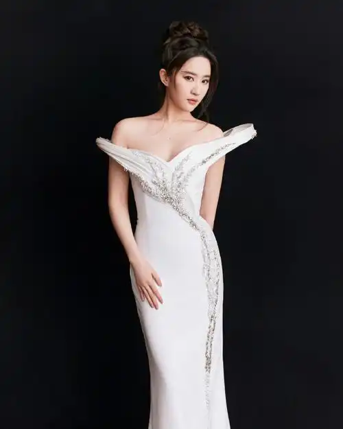 身穿白色高定礼服亮相,化身优雅贵气的白天鹅～06#刘亦菲高定白裙