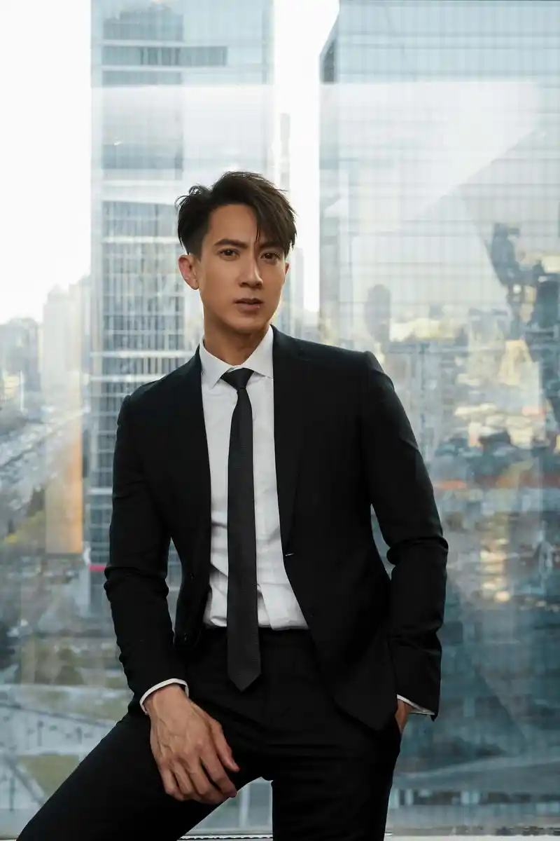 今日吴尊身穿一身纯黑色西服搭配白衬衫,亮相时尚先生盛典演绎永恒