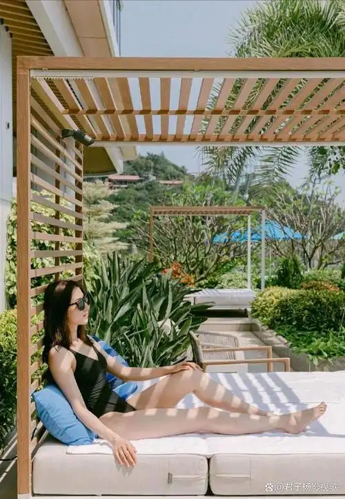 近日,前tvb一线女星钟嘉欣,在社交平台分享一组泳装的写真.