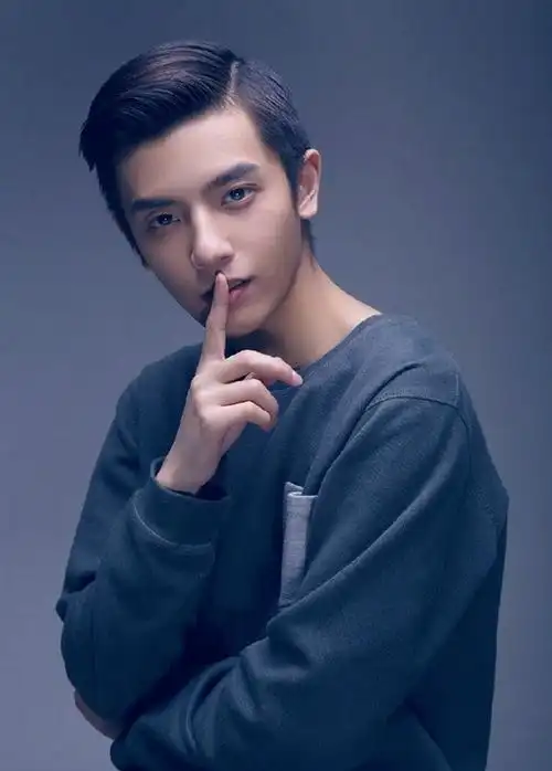 男生三七分长鬓角露额头发型图片温文尔雅